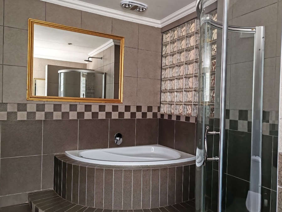 5 Bedroom Property for Sale in Walker Fruit Farms Gauteng