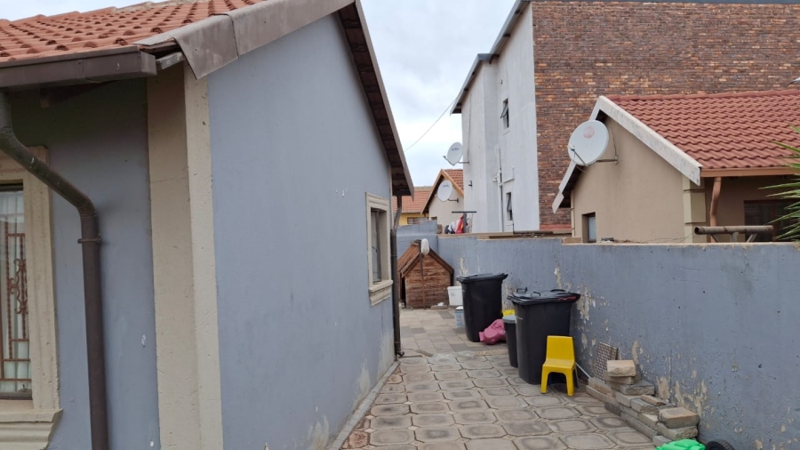 3 Bedroom Property for Sale in Commercia Gauteng