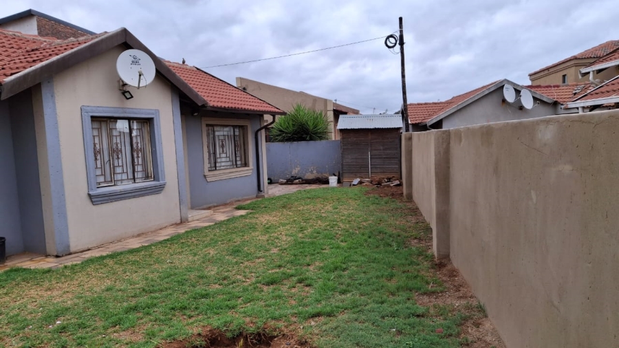 3 Bedroom Property for Sale in Commercia Gauteng