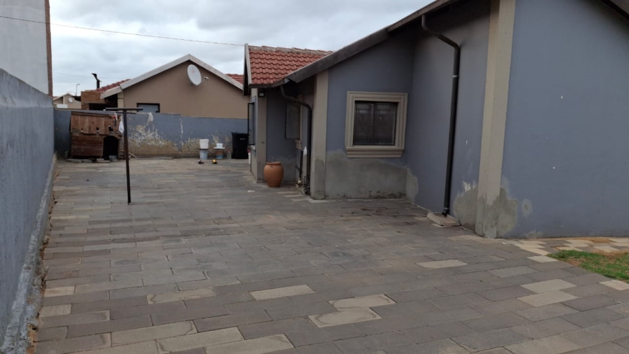 3 Bedroom Property for Sale in Commercia Gauteng