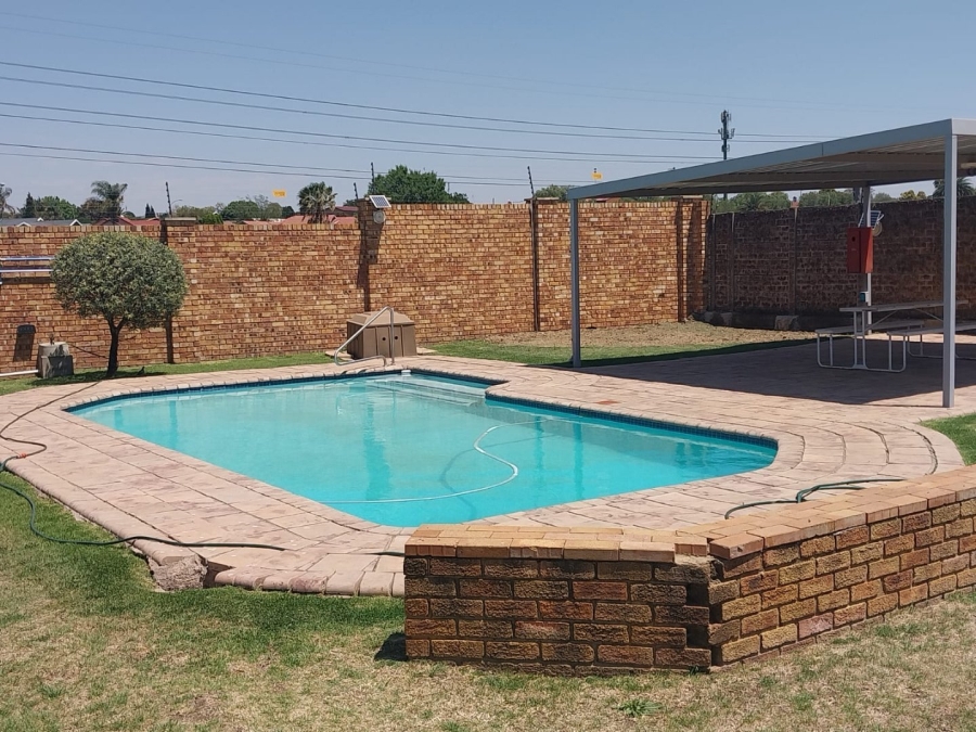 2 Bedroom Property for Sale in Verwoerdpark Gauteng