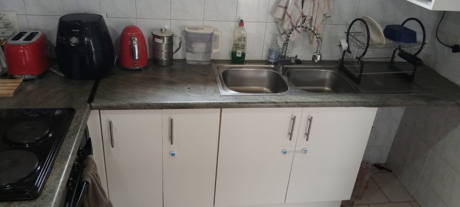 To Let 2 Bedroom Property for Rent in Glenanda Gauteng