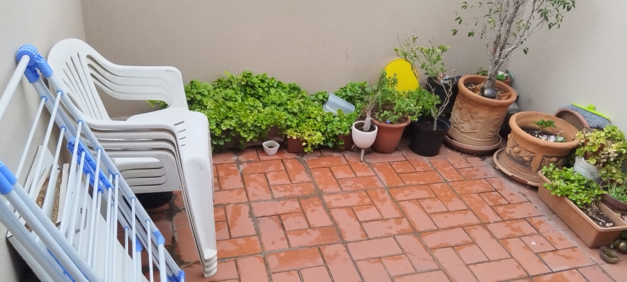 To Let 2 Bedroom Property for Rent in Glenanda Gauteng