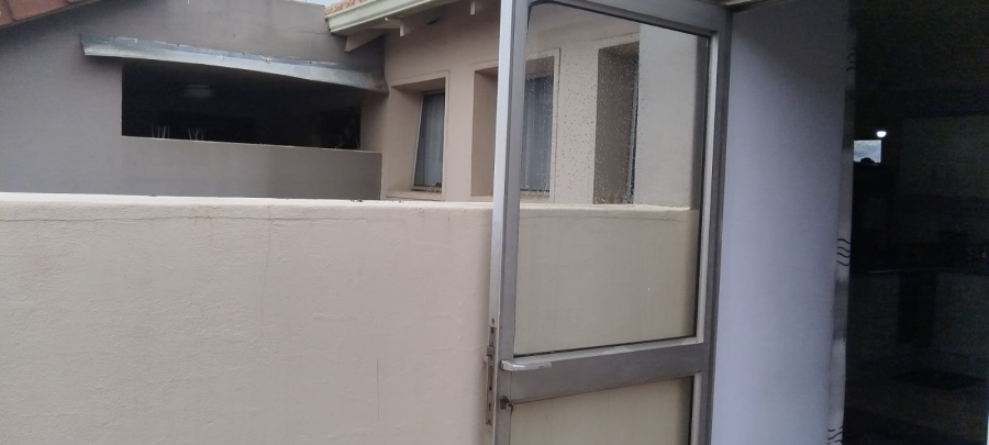 To Let 2 Bedroom Property for Rent in Glenanda Gauteng