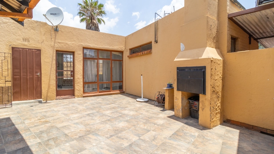 4 Bedroom Property for Sale in Robertsham Gauteng