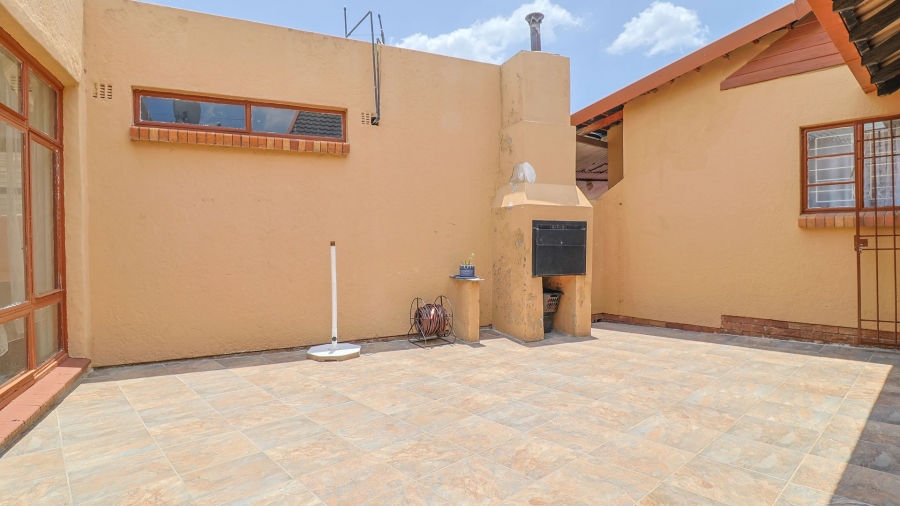 4 Bedroom Property for Sale in Robertsham Gauteng