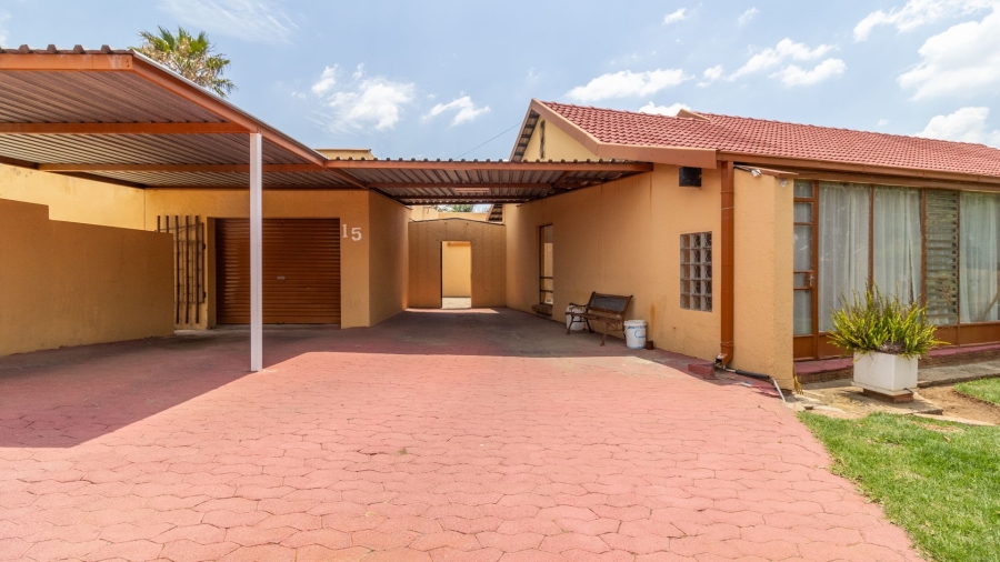 4 Bedroom Property for Sale in Robertsham Gauteng