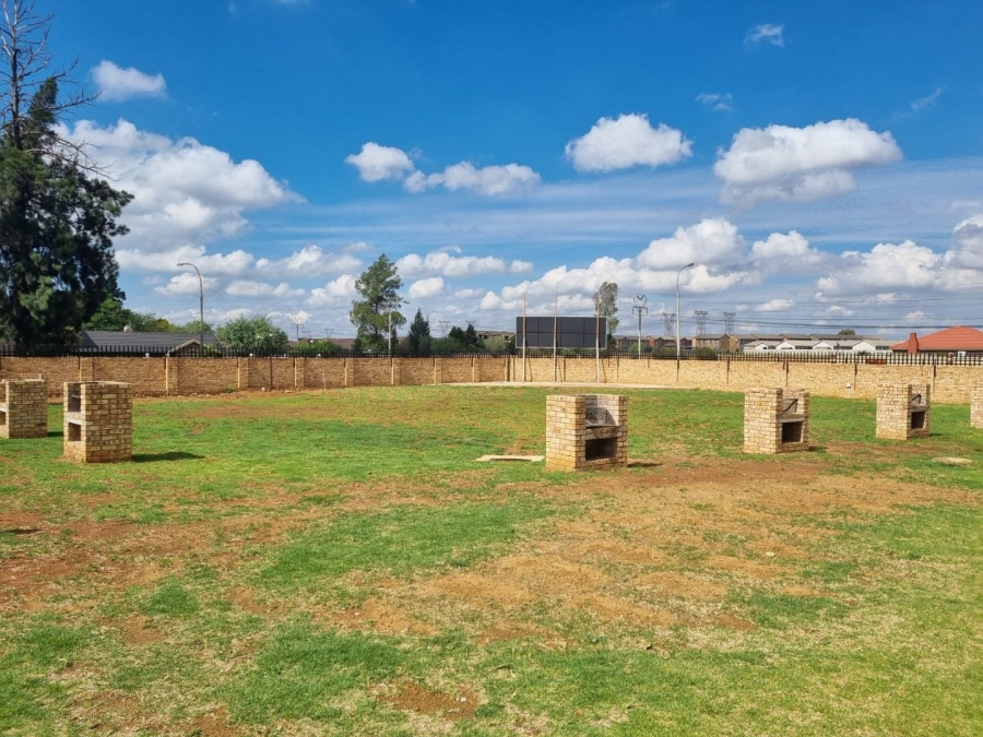 2 Bedroom Property for Sale in Albertsdal Gauteng