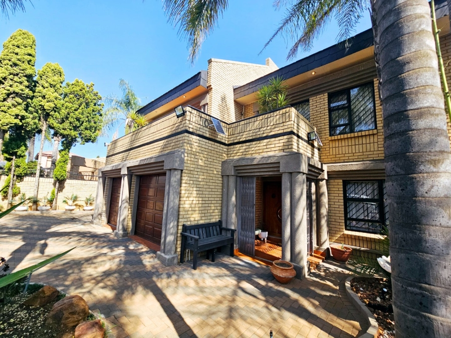 5 Bedroom Property for Sale in Claudius Gauteng