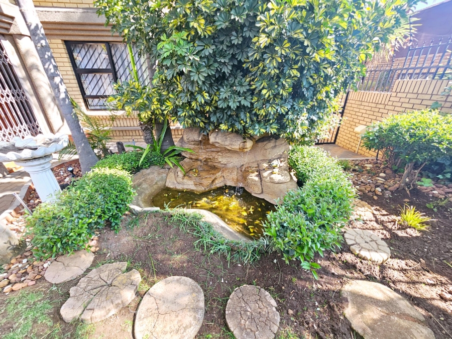 5 Bedroom Property for Sale in Claudius Gauteng