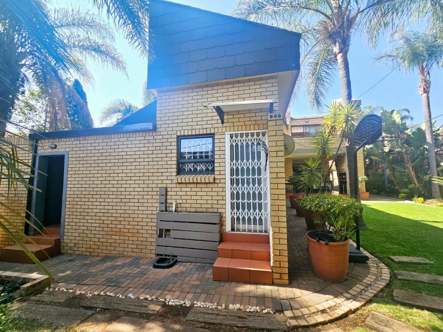 5 Bedroom Property for Sale in Claudius Gauteng