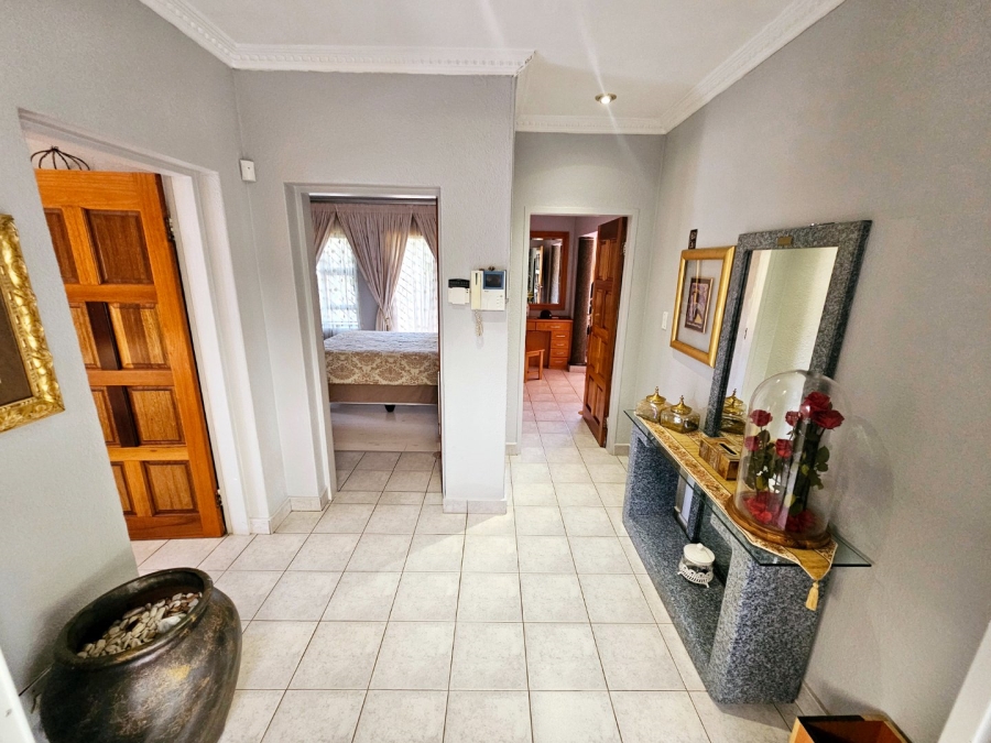 5 Bedroom Property for Sale in Claudius Gauteng