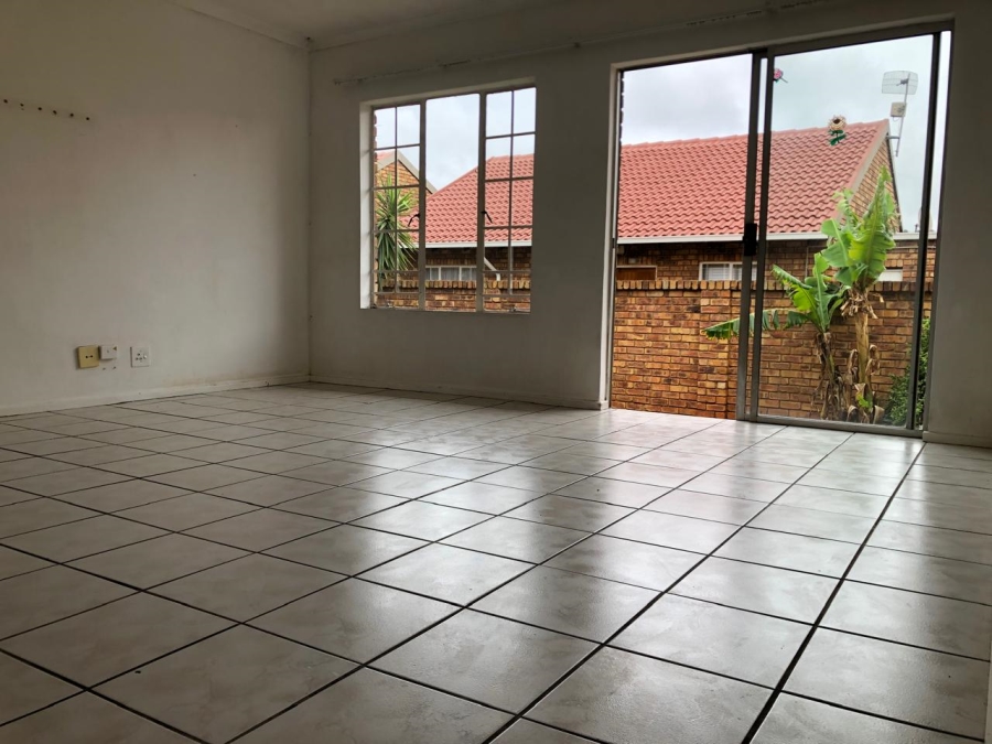 To Let 2 Bedroom Property for Rent in Amberfield Heights Gauteng