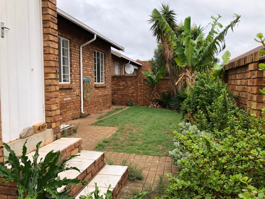 To Let 2 Bedroom Property for Rent in Amberfield Heights Gauteng