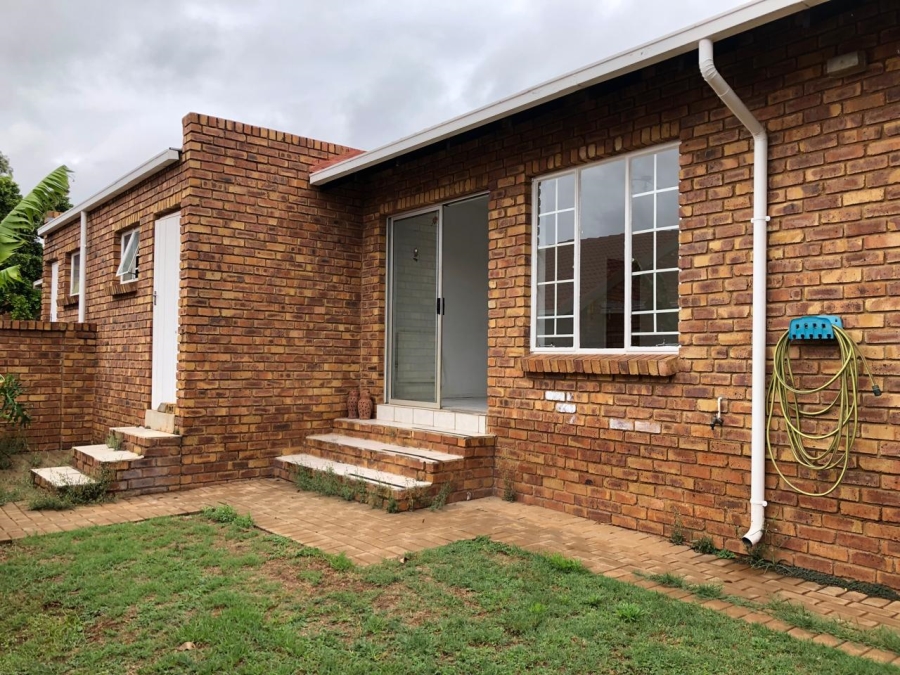 To Let 2 Bedroom Property for Rent in Amberfield Heights Gauteng