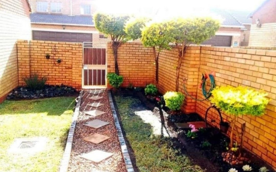  Bedroom Property for Sale in Equestria Gauteng