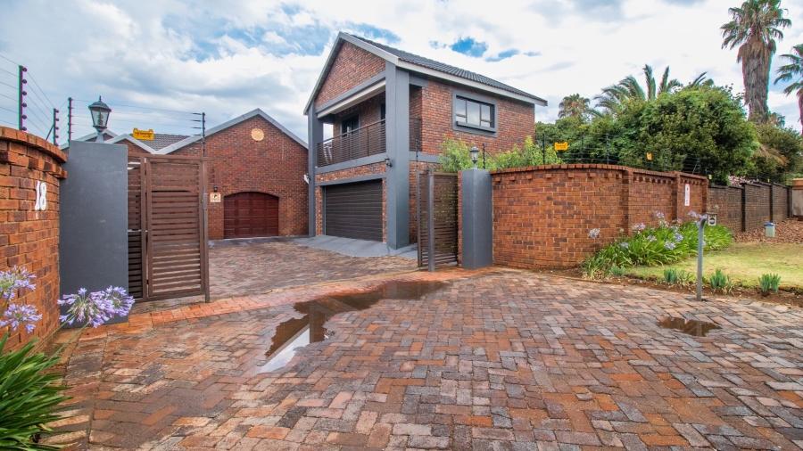 5 Bedroom Property for Sale in Van Riebeeck Park Gauteng