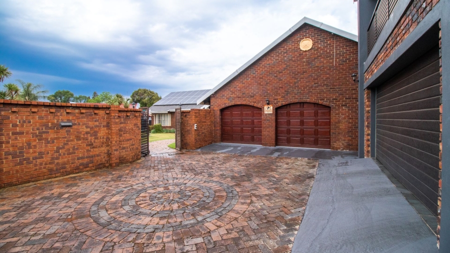 5 Bedroom Property for Sale in Van Riebeeck Park Gauteng