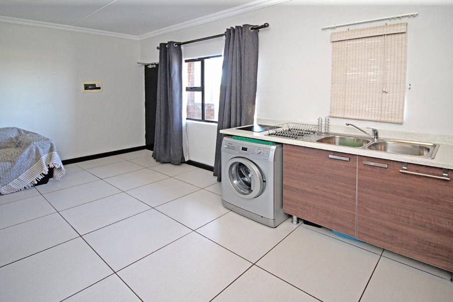 1 Bedroom Property for Sale in Rooihuiskraal North Gauteng