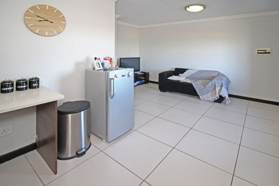 1 Bedroom Property for Sale in Rooihuiskraal North Gauteng