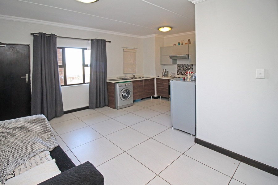 1 Bedroom Property for Sale in Rooihuiskraal North Gauteng