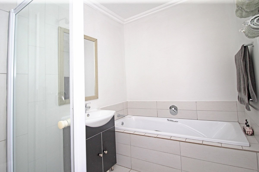 1 Bedroom Property for Sale in Rooihuiskraal North Gauteng