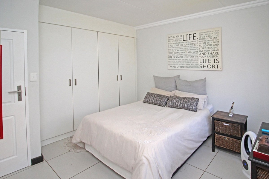 1 Bedroom Property for Sale in Rooihuiskraal North Gauteng