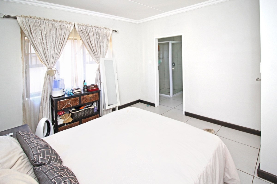 1 Bedroom Property for Sale in Rooihuiskraal North Gauteng