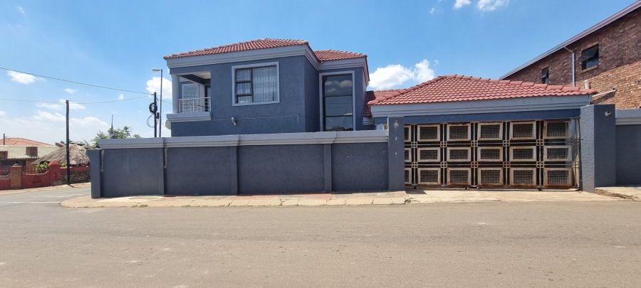 5 Bedroom Property for Sale in Chiawelo Gauteng