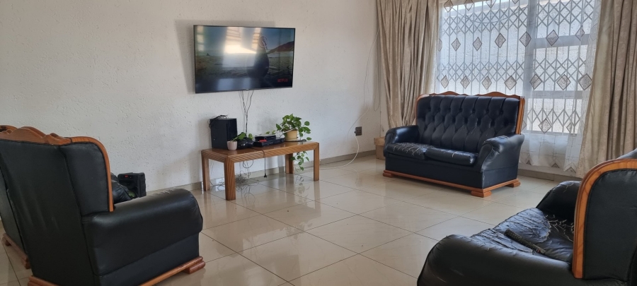 5 Bedroom Property for Sale in Chiawelo Gauteng