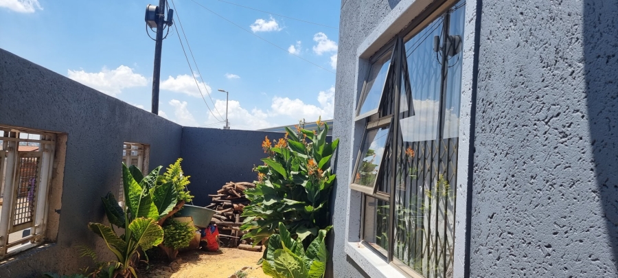 5 Bedroom Property for Sale in Chiawelo Gauteng