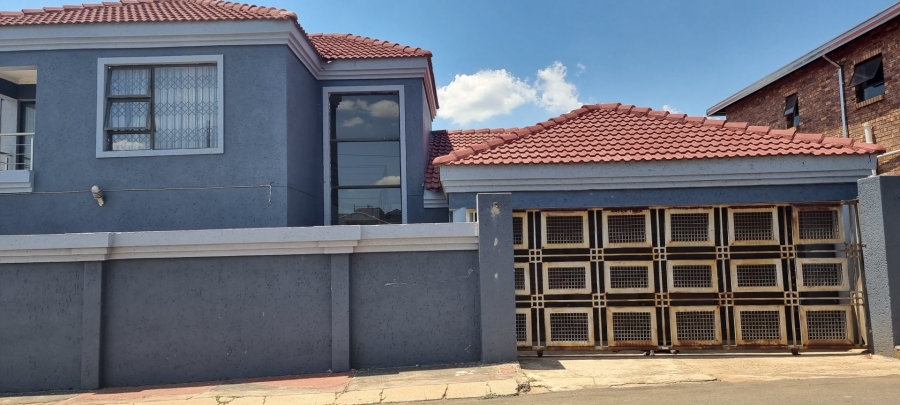 5 Bedroom Property for Sale in Chiawelo Gauteng