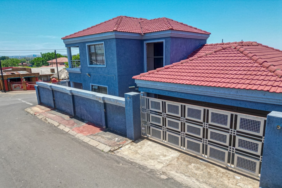 5 Bedroom Property for Sale in Chiawelo Gauteng