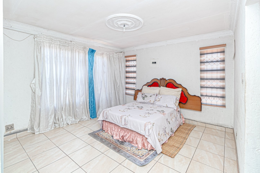 5 Bedroom Property for Sale in Chiawelo Gauteng