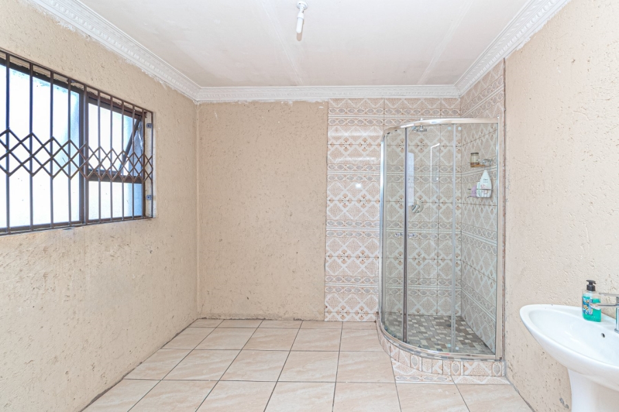 5 Bedroom Property for Sale in Chiawelo Gauteng