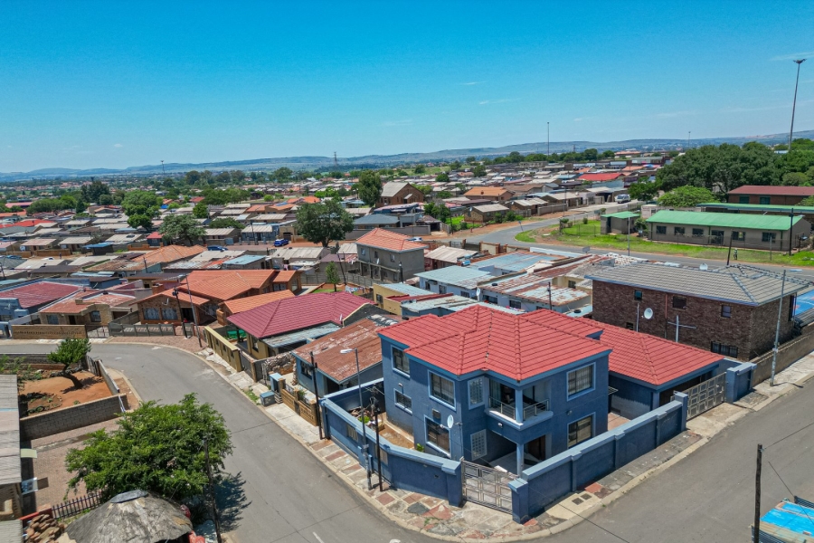 5 Bedroom Property for Sale in Chiawelo Gauteng