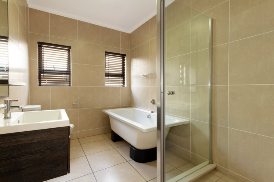 To Let 2 Bedroom Property for Rent in Greenstone Crest Gauteng