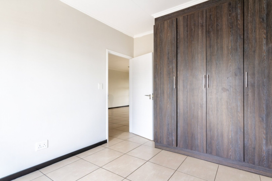 To Let 2 Bedroom Property for Rent in Greenstone Crest Gauteng