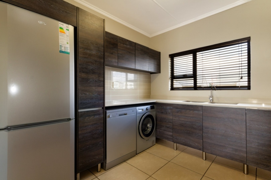 To Let 2 Bedroom Property for Rent in Greenstone Crest Gauteng