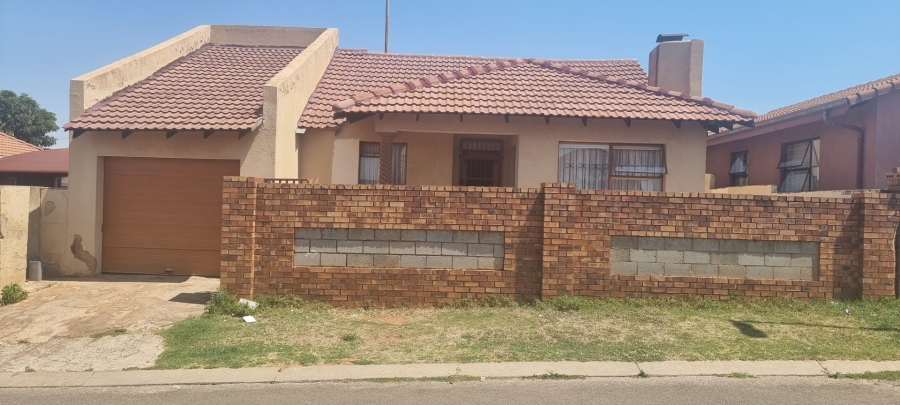 4 Bedroom Property for Sale in Protea North Gauteng