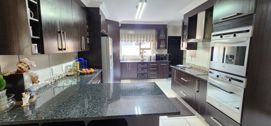 5 Bedroom Property for Sale in Raslouw Gardens Gauteng