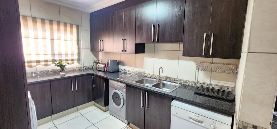 5 Bedroom Property for Sale in Raslouw Gardens Gauteng