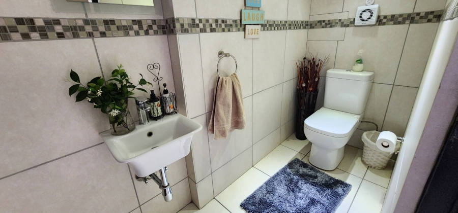 5 Bedroom Property for Sale in Raslouw Gardens Gauteng