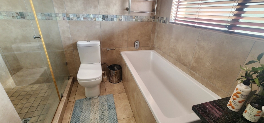 5 Bedroom Property for Sale in Raslouw Gardens Gauteng