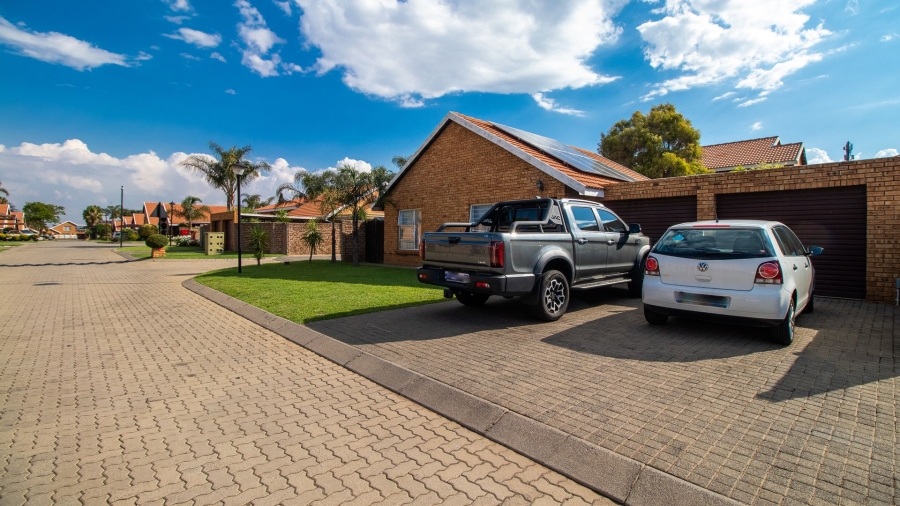 3 Bedroom Property for Sale in Bonaero Park Gauteng