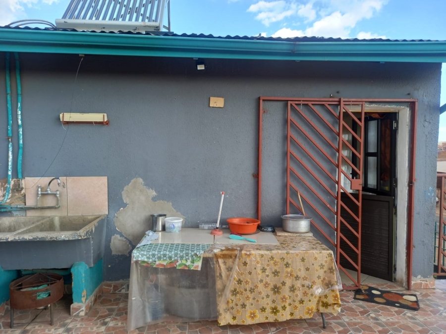 6 Bedroom Property for Sale in Lenasia Ext 2 Gauteng