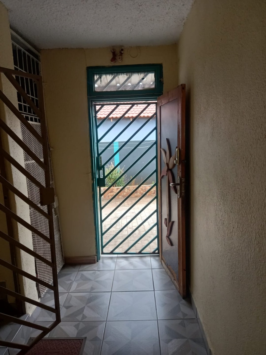 6 Bedroom Property for Sale in Lenasia Ext 2 Gauteng