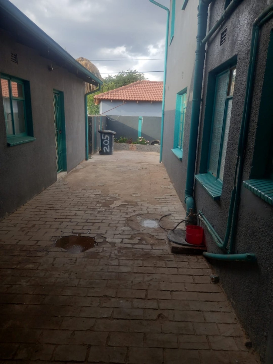 6 Bedroom Property for Sale in Lenasia Ext 2 Gauteng