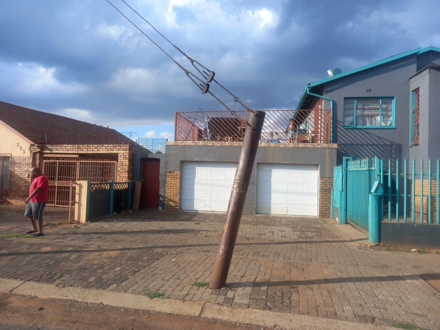 6 Bedroom Property for Sale in Lenasia Ext 2 Gauteng