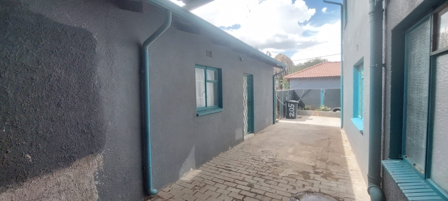 6 Bedroom Property for Sale in Lenasia Ext 2 Gauteng